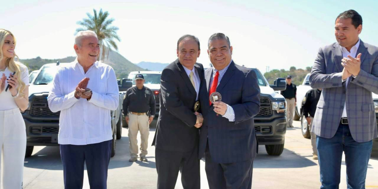 GOBERNADOR DURAZO ENTREGA RECONOCIMIENTOS, EQUIPO TÁCTICO Y PATRULLAS A PERSONAL DE LA FGJE