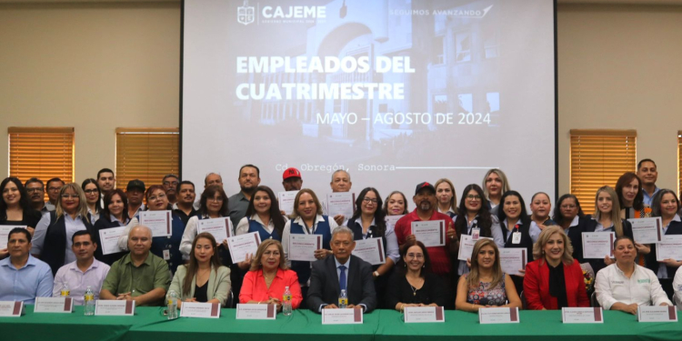 RECONOCEN POR SU DESEMPEÑO A 52 EMPLEADOS DEL CUATRIMESTRE MAYO-AGOSTO 2024