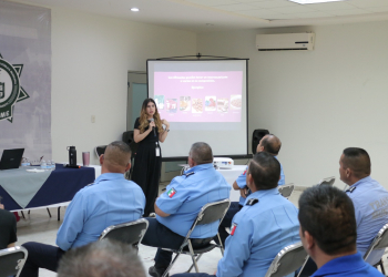 IMPARTEN PLÁTICA SOBRE LAS BASES DE NUTRICIÓN A POLICÍAS MUNICIPALES