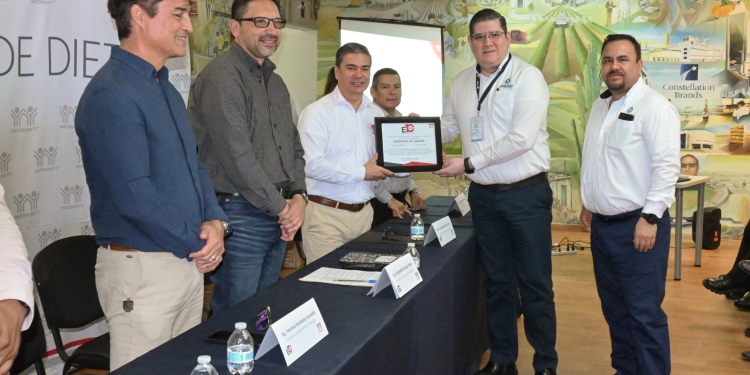 RECONOCEN FUNCIONES DE OOMAPASC CON CERTIFICACIÓN COMO ‘EMPRESA DE DIEZ