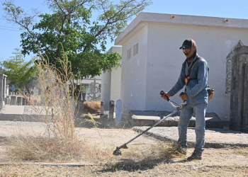 SUPERVISA ALCALDE JAVIER LAMARQUE LIMPIEZA Y PREPARACIÓN DE PANTEONES MUNICIPALES