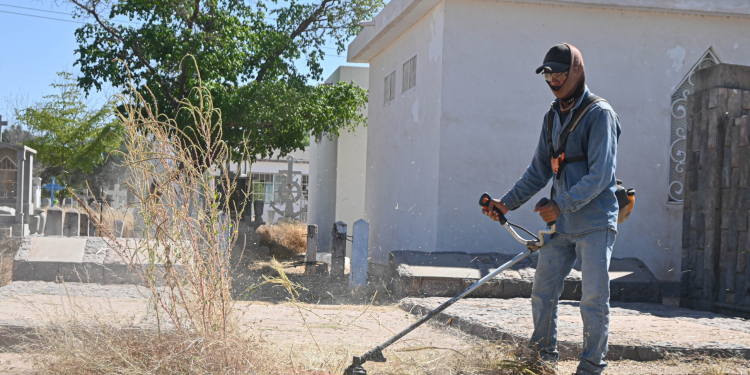 SUPERVISA ALCALDE JAVIER LAMARQUE LIMPIEZA Y PREPARACIÓN DE PANTEONES MUNICIPALES
