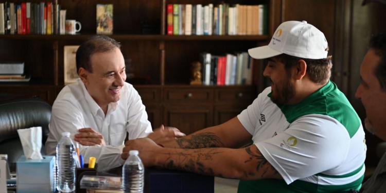 ENTREGA GOBERNADOR DURAZO ESTÍMULO ECONÓMICO A EDGAR FUENTES, MEDALLISTA EN JUEGOS PARALÍMPICOS PARÍS 2024