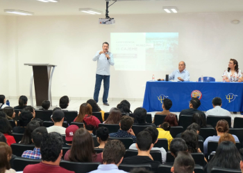 JAVIER LAMARQUE REGRESA A SU ALMA MATER PARA IMPARTIR CONFERENCIA SOBRE DESARROLLO MUNICIPAL