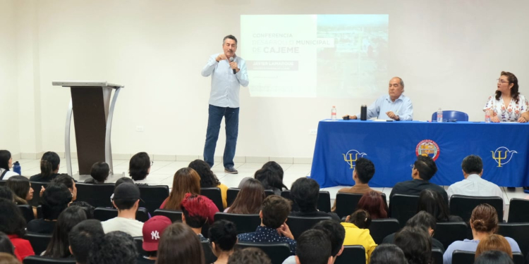 JAVIER LAMARQUE REGRESA A SU ALMA MATER PARA IMPARTIR CONFERENCIA SOBRE DESARROLLO MUNICIPAL