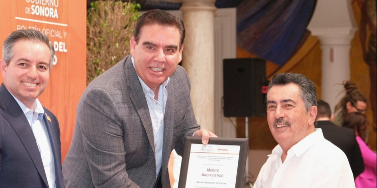 RECIBE JAVIER LAMARQUE RECONOCIMIENTO AL MÉRITO ARCHIVÍSTICO PARA EL AYUNTAMIENTO DE CAJEME