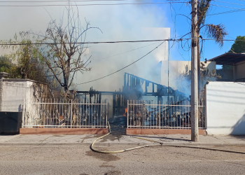 CONTROLA BOMBEROS INCENDIO DE CASA EN LA BELLAVISTA