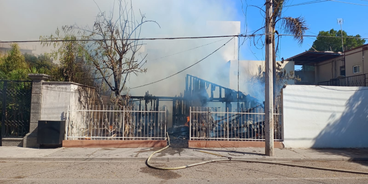 CONTROLA BOMBEROS INCENDIO DE CASA EN LA BELLAVISTA