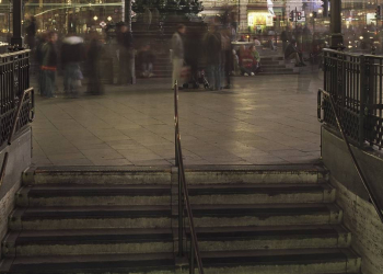 DE LA ALEGRÍA A LA TRAGEDIA: UNA JOVEN GRABA SU MUERTE AL CAER EN UN PASO SUBTERRÁNEO