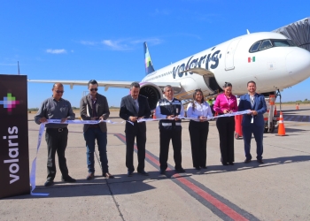 DA BIENVENIDA PRESIDENTE MUNICIPAL DE CAJEME JAVIER LAMARQUE A PASAJEROS DEL VUELO INAUGURAL MONTERREY-CIUDAD OBREGÓN