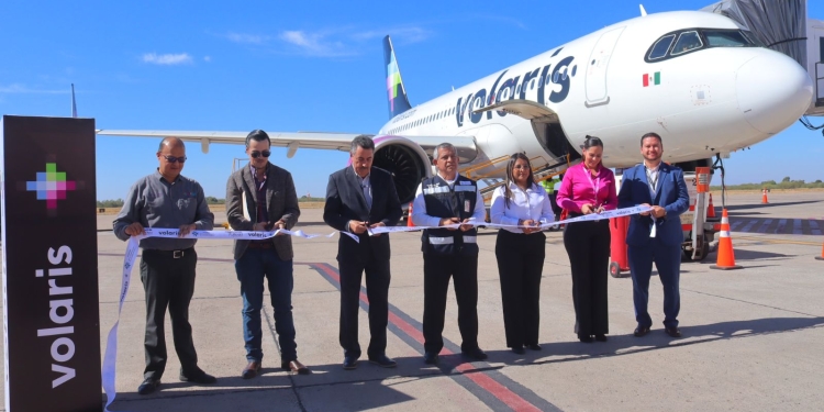 DA BIENVENIDA PRESIDENTE MUNICIPAL DE CAJEME JAVIER LAMARQUE A PASAJEROS DEL VUELO INAUGURAL MONTERREY-CIUDAD OBREGÓN