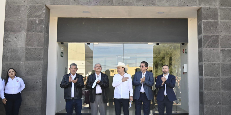 CUMPLE GOBERNADOR DURAZO A POBLACIÓN DEL MAYO CON ACCIONES DE VIVIENDA, VIALIDADES Y BECAS