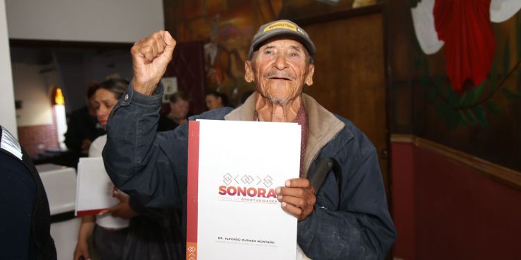 GOBERNADOR DURAZO RESUELVE LA ESPERA DE DÉCADAS PARA MÁS DE 500 FAMILIAS CON LA ENTREGA DE ESCRITURAS