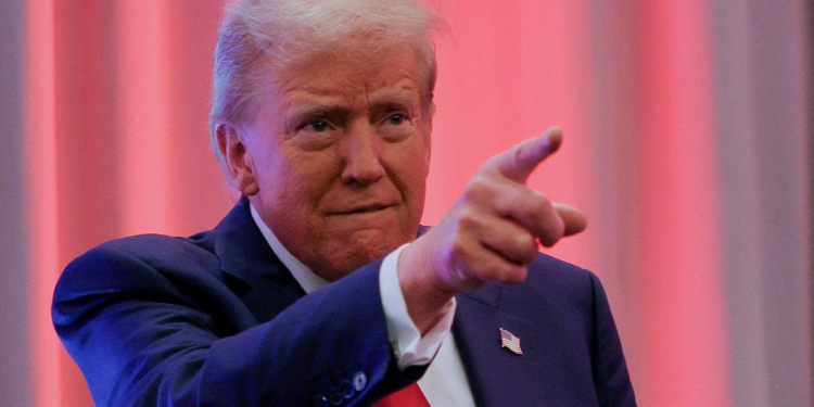 DONALD TRUMP PROMETE UN ARANCEL DEL 25% A PRODUCTOS DE MÉXICO Y CANADÁ