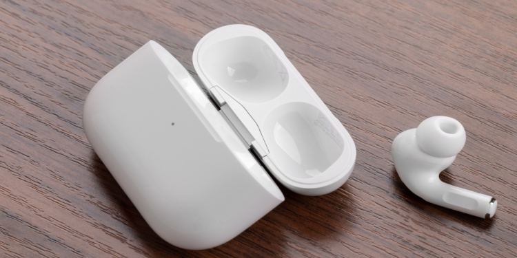 ‘YA CASI CAE LA BECA, AGUANTA’: TUNDEN A EXESTUDIANTE POR VENDER UN SOLO AIRPOD EN 2 MIL PESOS