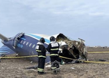 AVIÓN AZERBAIYANO SE ESTRELLA EN KAZAJISTÁN: 38 MUERTOS Y 29 SOBREVIVIENTES