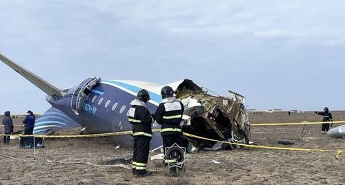 AVIÓN AZERBAIYANO SE ESTRELLA EN KAZAJISTÁN: 38 MUERTOS Y 29 SOBREVIVIENTES