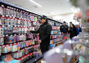 DECOMISAN MERCANCÍA ILEGAL EN TIENDAS CHINAS EN LA ENTIDAD
