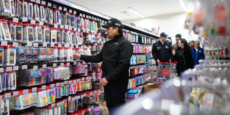 DECOMISAN MERCANCÍA ILEGAL EN TIENDAS CHINAS EN LA ENTIDAD