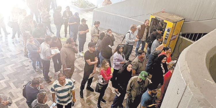 LOS CONTRIBUYENTES SATURAN AGENCIA FISCAL EN CIUDAD OBREGÓN