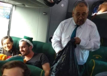 CHOFER DE AUTOBÚS REGALA MONOS DE PELUCHE A NIÑOS PASAJEROS