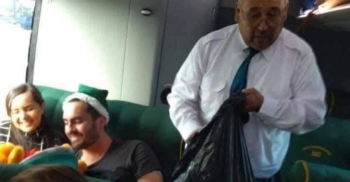 CHOFER DE AUTOBÚS REGALA MONOS DE PELUCHE A NIÑOS PASAJEROS