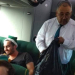 CHOFER DE AUTOBÚS REGALA MONOS DE PELUCHE A NIÑOS PASAJEROS