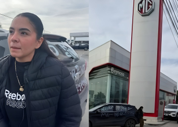 UNA MUJER DE TAMAULIPAS ESTÁ EN HUELGA AFUERA DE UNA AGENCIA DE MG