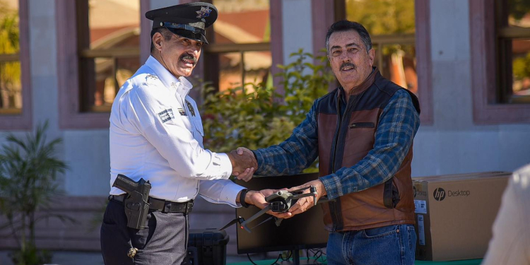 EL PRESIDENTE JAVIER LAMARQUE ENTREGA PATRULLAS Y EQUIPO A SEGURIDAD PÚBLICA