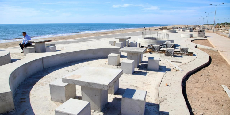 AVANZA GOBERNADOR DURAZO CONSTRUCCIÓN DE MALECÓN DE HUATABAMPITO CON 75% DE LA OBRA CONCLUIDA