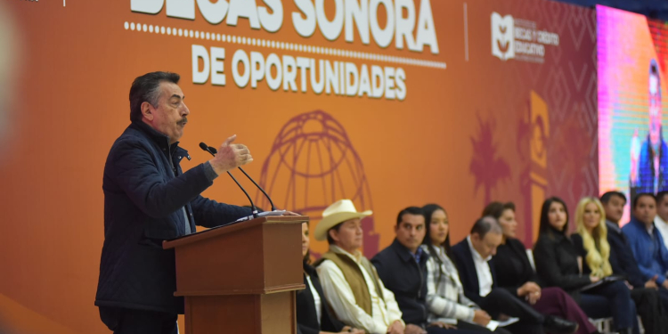 PARTICIPAN GOBERNADOR ALFONSO DURAZO Y PRESIDENTE JAVIER LAMARQUE EN ENTREGA DE BECAS A ESTUDIANTES DE UNIVERSIDADES PÚBLICAS DE CAJEME