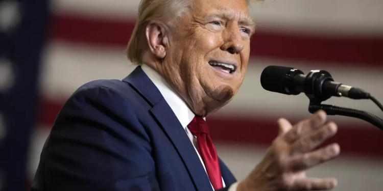 TRUMP ADVIERTE QUE SI GANA LAS ELECCIONES EXPULSARÁ A MIGRANTES QUE LLEGARON BAJO PROGRAMAS DE BIDEN