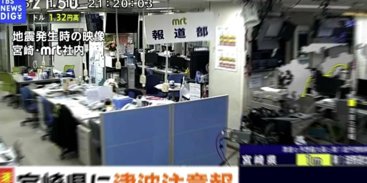 JAPÓN EMITE UNA ALERTA DE TSUNAMI TRAS UN TERREMOTO DE MAGNITUD 6.9