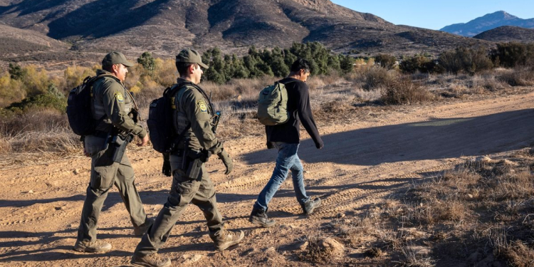 PRESUME GOBIERNO DE TRUMP 538 DETENCIONES DE MIGRANTES E INICIO DE DEPORTACIONES EN AVIONES MILITARES