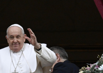 EL PAPA PRESENTA INSUFICIENCIA RENAL LEVE: MANDA MENSAJE