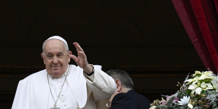 EL PAPA PRESENTA INSUFICIENCIA RENAL LEVE: MANDA MENSAJE