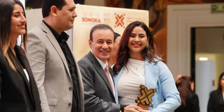 GOBERNADOR DURAZO PREMIA CON 100 MIL PESOS A GANADORES DEL PREMIO ESTATAL DE LA JUVENTUD 2024