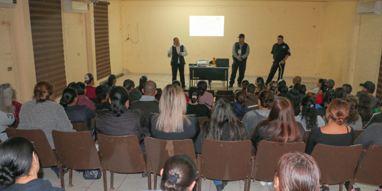REALIZAN PLÁTICA INFORMATIVA CON MADRES Y PADRES DE FAMILIA EN LA SECUNDARIA GENERAL NO. 3