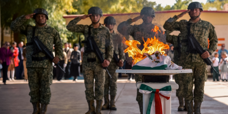 REALIZA GOBIERNO DE CAJEME CEREMONIA CÍVICA DE INCINERACIÓN Y ENTREGA DE BANDERAS EN EL PLANTEL CECYTES ESPERANZA