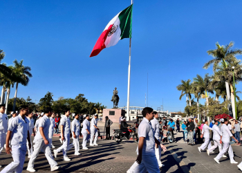 ENCABEZA PRESIDENTE JAVIER LAMARQUE DESFILE CÍVICO POR DÍA DE LA BANDERA