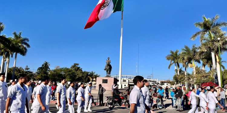 ENCABEZA PRESIDENTE JAVIER LAMARQUE DESFILE CÍVICO POR DÍA DE LA BANDERA