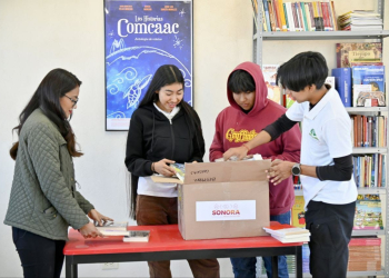CUMPLE GOBERNADOR DURAZO A ESTUDIANTES SERIS CON ENTREGA 698 DE LIBROS EN DESEMBOQUE