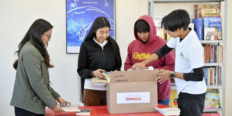 CUMPLE GOBERNADOR DURAZO A ESTUDIANTES SERIS CON ENTREGA 698 DE LIBROS EN DESEMBOQUE