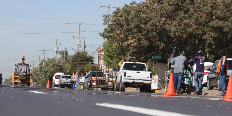 CONTINÚAN EN CAJEME LOS TRABAJOS DE SEÑALIZACIÓN Y PINTURA VIAL EN CALLES RECIÉN PAVIMENTADAS