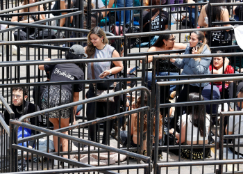 LARGAS FILAS HACEN LOS FANS DE SHAKIRA EN BOGOTA