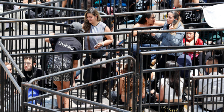 LARGAS FILAS HACEN LOS FANS DE SHAKIRA EN BOGOTA