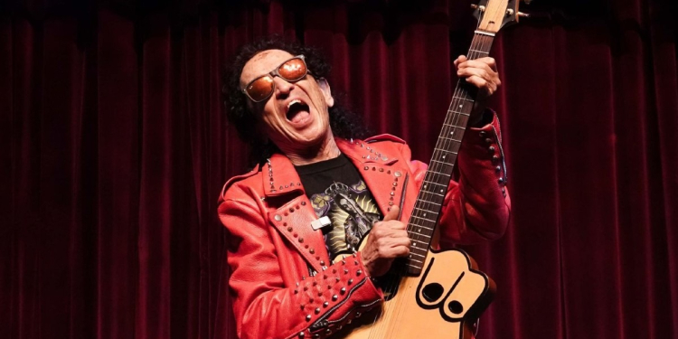 ‘LOS CHAVITOS SE SABEN MIS ROLAS MEJOR QUE YO’: ALEX LORA FESTEJA 56 AÑOS DE ROCANROLEAR