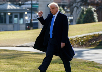 TRUMP ORDENA REVISIÓN A NORMATIVAS SOBRE EL USO DE ARMAS PROMULGADAS POR BIDEN