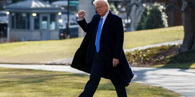 TRUMP ORDENA REVISIÓN A NORMATIVAS SOBRE EL USO DE ARMAS PROMULGADAS POR BIDEN
