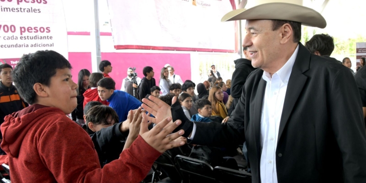 GOBERNADOR DURAZO ENTREGA A MÁS DE 760 ESTUDIANTES DE SECUNDARIA BECA UNIVERSAL RITA CETINA
